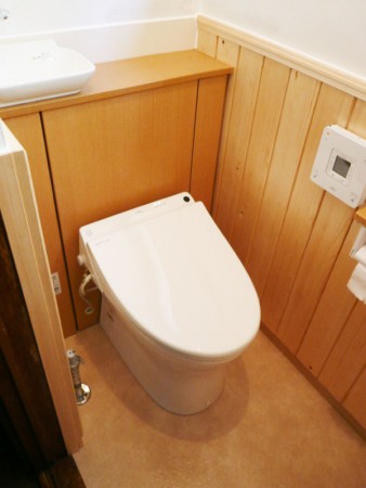 木の温もりがあるトイレに