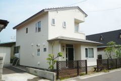 まるで新築のように明るい外壁に