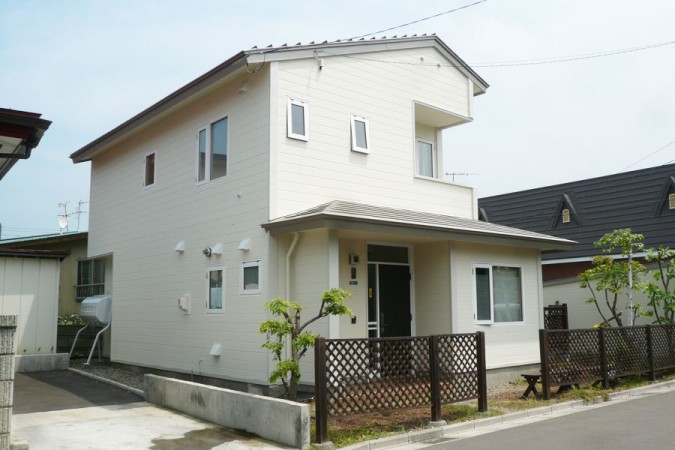 まるで新築のように明るい外壁に