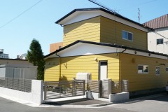 コンクリートと木目で高級感ある外構に