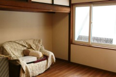 ブラウン色の床と間接照明で、落ち着いた空間へ