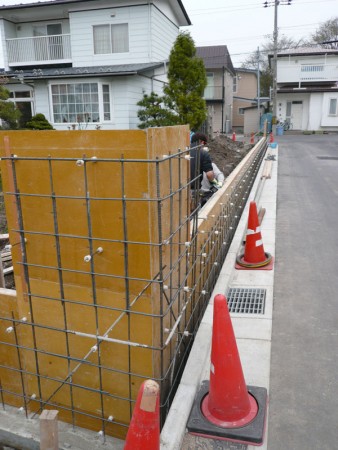 コンクリートと木目で高級感ある外構に