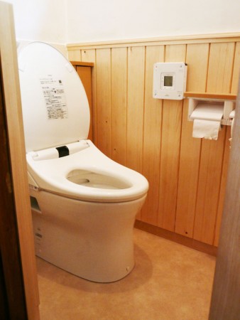 木の温もりがあるトイレに
