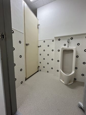 デザインと機能性を追求した事務所トイレリフォーム