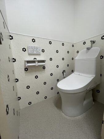 デザインと機能性を追求した事務所トイレリフォーム