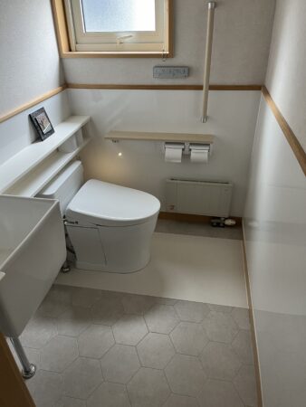 古くなったトイレをモダンで快適な空間に