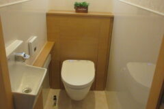 床から離れた便器で掃除簡単！コンパクトで美しいトイレリフォーム